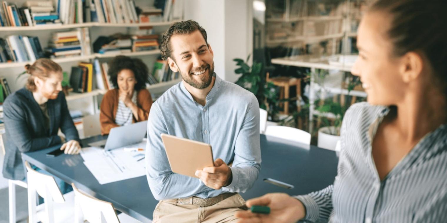 Teilnehmer bei der praktischen Anwendung von Finanzkonzepten im Workshop